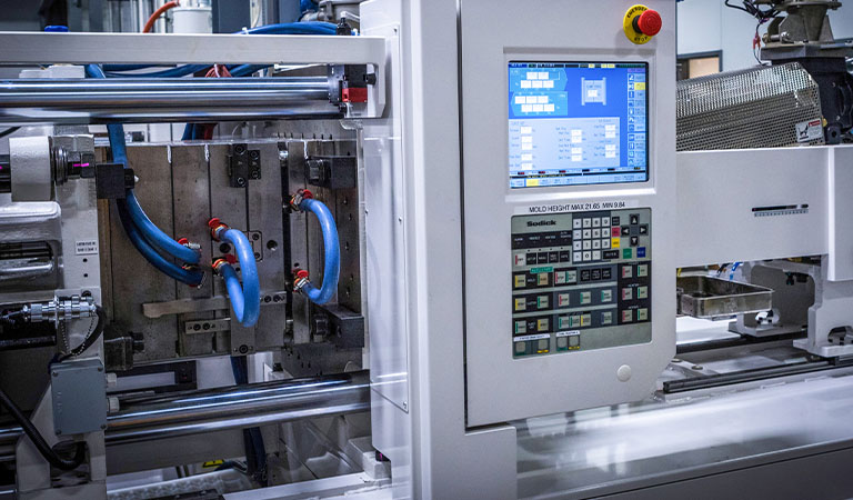 Plastic injection molding machine